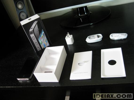 Apple iPhone 4 32GB Black & White Unlocked